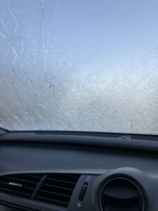 東京都武蔵野市へのねずみ駆除へ行こうとしたら車のガラスが凍ってた