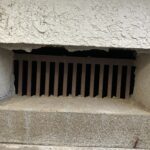 東京都八王子市ネズミ駆除 上に隙間ができて侵入口になっていた通気口