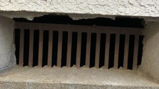 東京都八王子市ネズミ駆除 上に隙間ができて侵入口になっていた通気口